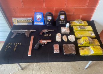 DENÚNCIA ANÔNIMA RESULTA NA APREENSÃO DE 5KG DE MACONHA, 1KG DE CRACK, 500GR COCAÍNA, 3 ARMAS DE FOGO E 4 DETIDOS.