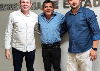 Prefeito Arnóbio tem reuniões produtivas na busca de recursos para Pinheiros em Vitória