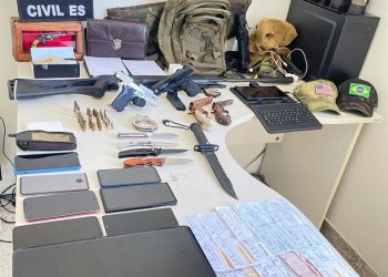 Deic de Guarapari apreende armas de fogo, munições, receituários e cheques na residencia de estelionatário