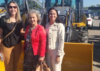 Entrega de Retroescavadeira beneficia agricultura no Município de Montanha