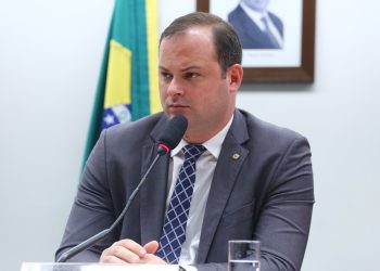 Dr. Victor Linhalis apresenta PL para alertar sobre uso exagerado de smartphones e tablets por crianças
