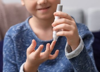 Projeto de Gandini livra crianças diabéticas de furos e agulhas, na hora de medir a glicose