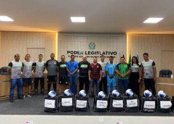 Secretaria de Esportes entrega kits esportivos para times de Pedro Canário