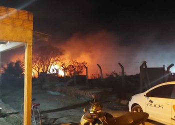 Daniel Santana mobiliza aparato da prefeitura e auxilia corpo de bombeiros no combate a incêndio no liberdade