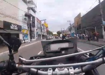 Homem alcoolizado empina moto, tenta fugir, mas é perseguido e preso em Vila Velha
