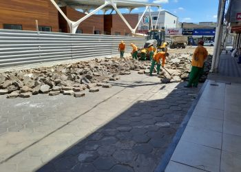 Prefeitura inicia processo de substituição de calçamento em vias laterais do centro comercial horto das perobas