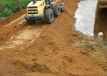 Agricultores de Montanha recebem atendimento da Prefeitura para conter a seca em sua propriedade