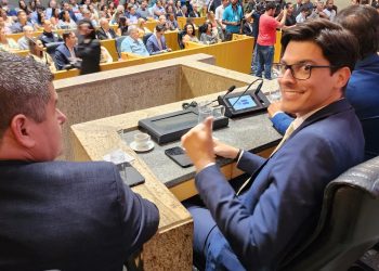 Mazinho homenageia cantor, advogado e ministro com título de cidadania