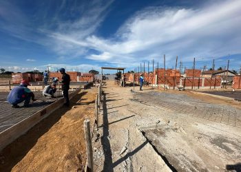 Prefeito Bruno Araújo visita obras do Programa Nossa Casa em Pedro Canário