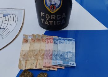 Policiais apreendem um menor que estava realizando o tráfico na praça do bairro Benedito Monteiro, município de Ecoporanga ES