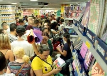 Com papelarias lotadas, Gandini faz alerta sobre lei que proíbe escolas de cobrar itens de uso coletivo dos alunos