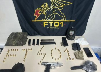 PM detém homem e apreende arma, carregadores e munições em Vitória PM detém homem e apreende arma, carregadores e munições em Vitória