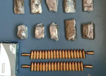 Mulher é presa pela polícia militar por tráfico de drogas em Aracruz