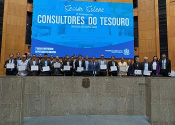 Tyago Hoffmann homenageia Consultores do Tesouro em sessão solene