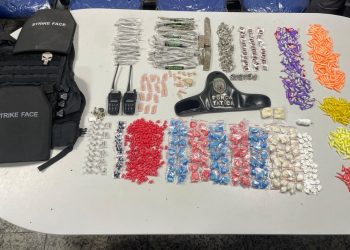 PMES apreende drogas e placas de coletes balísticos em Vitória