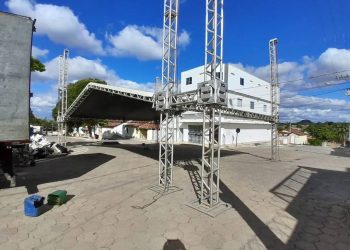 Montagem da estrutura do Arraiá da Pedra Furada segue a todo vapor