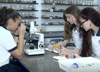 Alunas do ensino médio de Vitória encontram microplásticos em bebidas industrializadas