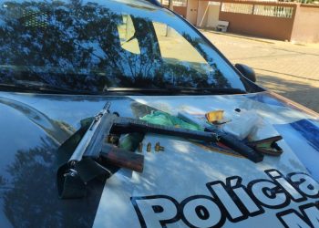 POLÍCIA MILITAR APREENDE SUBMETRALHADORA E DROGAS EM OPERAÇÃO NO MUNICÍPIO DE MANTENÓPOLIS/ES