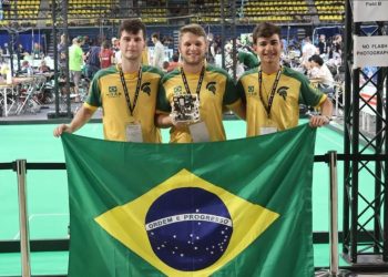 Equipe de robótica de Colatina fica entre as cinco melhores do mundo em torneio na Holanda