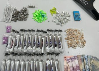Drogas e dinheiro são apreendidos pela PMES em morro de Vitória