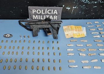 Submetralhadora, munições, entorpecentes e dois veículos roubados são apreendidos pela Polícia Militar nessa segunda-feira em Jacupemba Submetralhadora, munições, entorpecentes e dois veículos roubados são apreendidos pela Polícia Militar nessa segunda-feira em Jacupemba