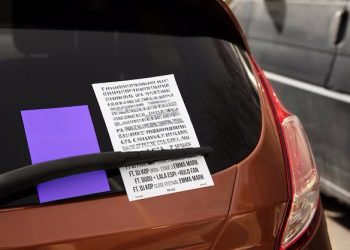 Lei que proíbe a fixação de panfletos de propaganda eleitoral em carros estacionados está em vigor no Estado