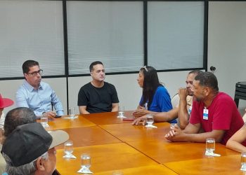 Reunião propõe soluções emergenciais para pescadores afetados por poluição na Baía de Vitória