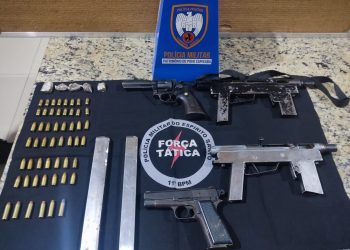 POLÍCIA MILITAR DESMANTELA CONFRONTO ENTRE TRAFICANTES E APREENDE ARSENAL DE ARMAS EM BARRA DE SÃO FRANCISCO
