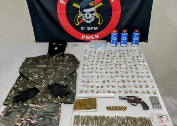 Polícia Militar apreende mais de 700 unidades de entorpecentes, arma de fogo, roupa camuflada e touca ninja em Ibiraçú Polícia Militar apreende mais de 700 unidades de entorpecentes, arma de fogo, roupa camuflada e touca ninja em Ibiraçú