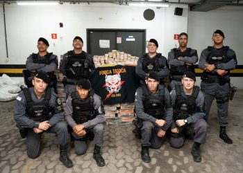 Mazinho homenageia policiais que apreenderam mais de 3 toneladas de drogas