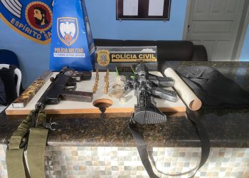 OPERAÇÃO CONJUNTA PM E PC RESULTA NA APREENSÃO DE SUBMETRALHADORA E DROGAS EM ÁGUIA BRANCA/ES
