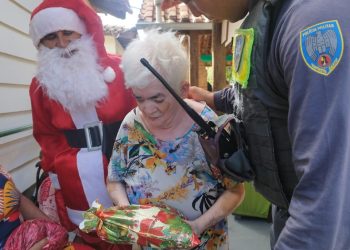 ‘Adote um Idoso’: PMES participa de campanha beneficente de Natal em Guarapari.