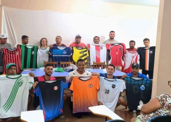 Secretaria entrega uniformes para equipes de futebol, handebol e vôlei do município