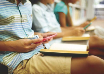 Cariacica estabelece regras para uso consciente de celulares nas escolas