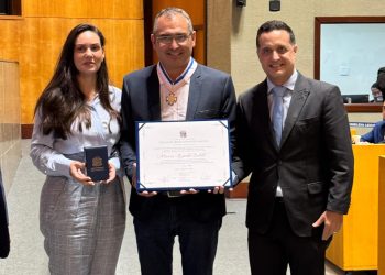 Gandini entrega a mais alta comenda do Estado ao prefeito eleito de São Mateus