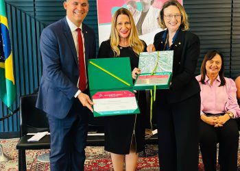 Deputado Federal Gilson Daniel entrega Prêmio Mulheres na Ciência para professora Ethel Maciel