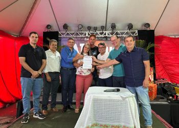 Produtores de Alegre recebem máquinas e implementos agrícolas do governo do estado