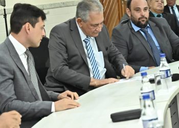 Prefeito Enivaldo dos Anjos (PSB) de Barra de São Franciscotoma posse, ao lado do vice Wanderson Melgaço (PSB)
