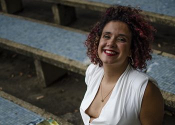 AUTORA CAPIXABA INCENTIVA A LEITURA COM DISTRIBUIÇÃO DE LIVROS PARA PROFESSORES DE ESCOLAS PÚBLICAS
