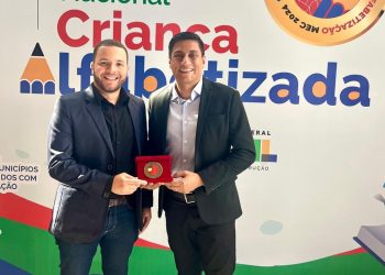 Prefeito Kleilson Rezende recebe prêmio em Brasília