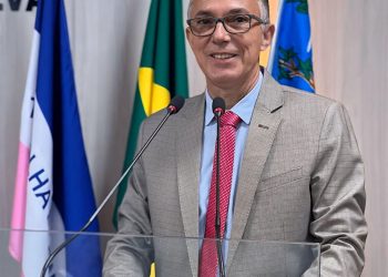 Em discurso, Gilberto Coelho relembra seu nascimento em Taquaras e sua trajetória até a presidência da Câmara de Pedro Canário
