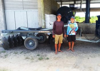 Prefeitura entrega grade aradora para produtores rurais da comunidade 15 de Maio