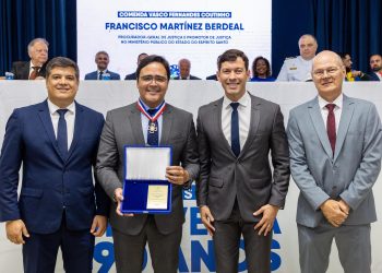 Procurador-Geral de Justiça Francisco Martínez Berdeal recebe a Comenda Vasco Fernandes Coutinho em sessão solene da Câmara de Vila Velha