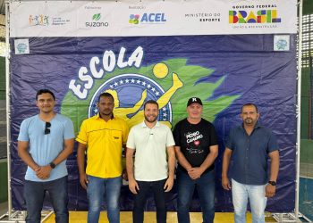 Vice-prefeito Denis Amâncio e vereadores entregam uniformes e equipamentos para o projeto Escola de Craques em Cristal do Norte