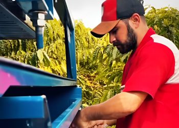 Prefeito acompanha chegada de colheitadeira em associação de pequenos produtores rurais