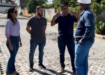 Prefeito Kleilson Rezende realiza visita técnica às obras de drenagem e pavimentação no bairro Colina