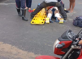 Caminhonete Atropela Motociclista e Caminhão Passa por Cima das Pernas da Vítima em Montanha