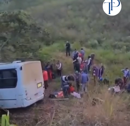 Grave Acidente em Cristal do Norte: Ônibus com Trabalhadores Rurais Cai em Ribanceira e deixa 20 Feridos.