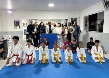 Deputado Toninho da Emater reforça apoio ao esporte com entrega de tatame para projeto de karatê no Norte do ES
