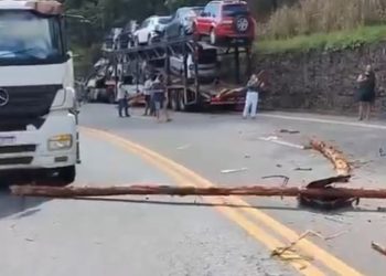Grave acidente entre três veículos deixa uma vítima fatal na BR-101, em Pedro Canário